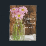 Mason Burk och Rosa Daisy Land Barn Bröllop Fleecefilt<br><div class="desc">Anpassa Mason Burk och Rosa Daisys Landsbyggsbröllop Fleece Blanket för att skapa en mysigt keepsakpresenter för den nya bruden och brudgummen. Den här mjuka filten bröllop med glansfull rustik chic har ett foto med en blommigt av en glasmynning burk fylld med en bukett av blommar av blommor av rosa daisy...</div>