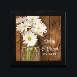 Mason Burk och White Daisyn Land Barn Bröllop Smyckeskrin<br><div class="desc">Personligen Mason Burk and White Daisys Landsbyggsbröllop Gift Box är en underbar keepsaké för bruden eller hennes brudtärnor och brudens sida. Den här presentlådan för den söt anpassningsbarna Rustic chic giftermål har ett digitalt färgfoto av en glaskonservburk burk fylld med blommar av vit daisy blommor och en avvandd brunlingslemera.</div>