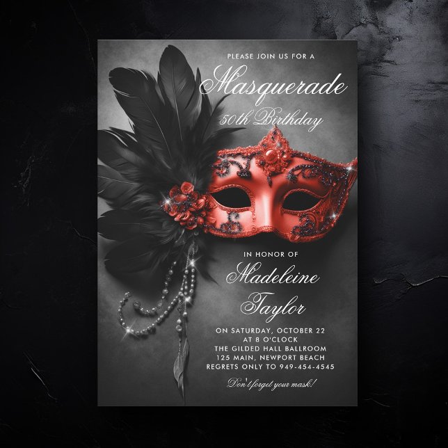 Masquerad Black Red Elegant Chic 50:e födelsedagen Inbjudningar (50th birthday invitation for women masquerade theme black red glitter feathers elegant painting)