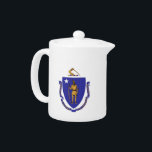 Massachusetts Statlig flagga Tekanna<br><div class="desc">Häll ditt te med en liten bit av Massachusetts pride med vår exklusiv tekanna med flagga Massachusetts! Den här tekannan är designad för att kombinera elegans med statlig stolthet och är mer än bara ett funktionellt köksföremål. Det är en hyllning till Massachusetts rik och kulturella identitet. Den slående designen visningar...</div>