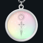 *~* Massage Woman - Måne Sol Nirvana Yoga Reiki Silverpläterat Halsband<br><div class="desc">Fyrkantigt Silver-pläterat metafysiskt halsband i nya åldern Andlig. * Energisparande, mycket lugnande, mjuk pastelliserad COSMIC Etheral Helig Geometry Symbol som skildrar väg till upplysning och Nirvana. Du kommer att märka att den här designen kan kommunicera med dig på en mycket djup nivå. Bakgrunden har en söt mousserande glitter struktur med...</div>