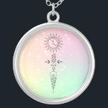 *~* Massage Woman - Måne Sol Nirvana Yoga Reiki Silverpläterat Halsband<br><div class="desc">Fyrkantigt Silver-pläterat metafysiskt halsband i nya åldern Andlig. * Energisparande, mycket lugnande, mjuk pastelliserad COSMIC Etheral Helig Geometry Symbol som skildrar väg till upplysning och Nirvana. Du kommer att märka att den här designen kan kommunicera med dig på en mycket djup nivå. Bakgrunden har en söt mousserande glitter struktur med...</div>