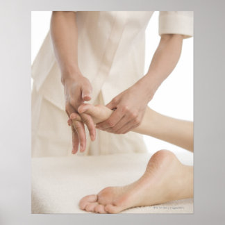 Massageterapeut som tillämpar fotmassage 2 poster