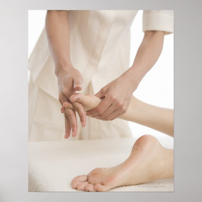 Massageterapeut som tillämpar fotmassage 2 poster (Framsidan)
