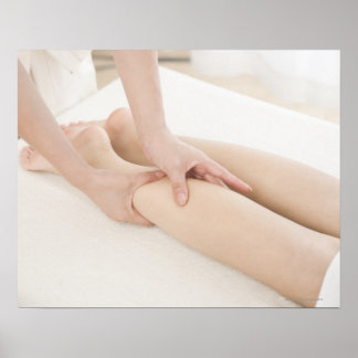 Massageterapeut som tillämpar fotmassage poster