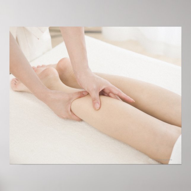 Massageterapeut som tillämpar fotmassage poster (Framsidan)
