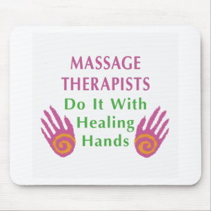 Massageterapeuter gör det med händer som läker musmatta