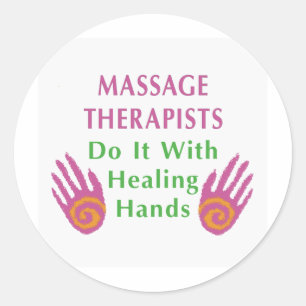Massageterapeuter gör det med händer som läker runt klistermärke