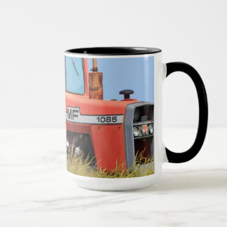 Massey Ferguson traktor i ett fält Mugg