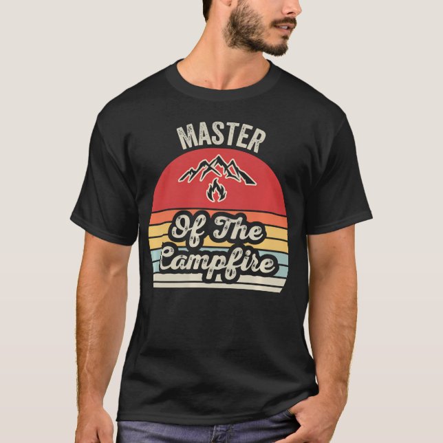 Mästare över leirbålet Rolig camping T Shirt (Framsida)