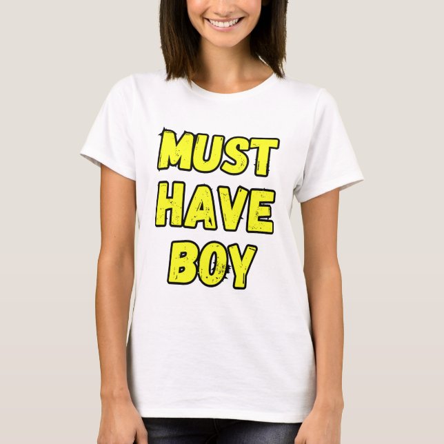 Måste Ha Pojke T-Shirt – Rolig & Djärv Statement T (Framsida)