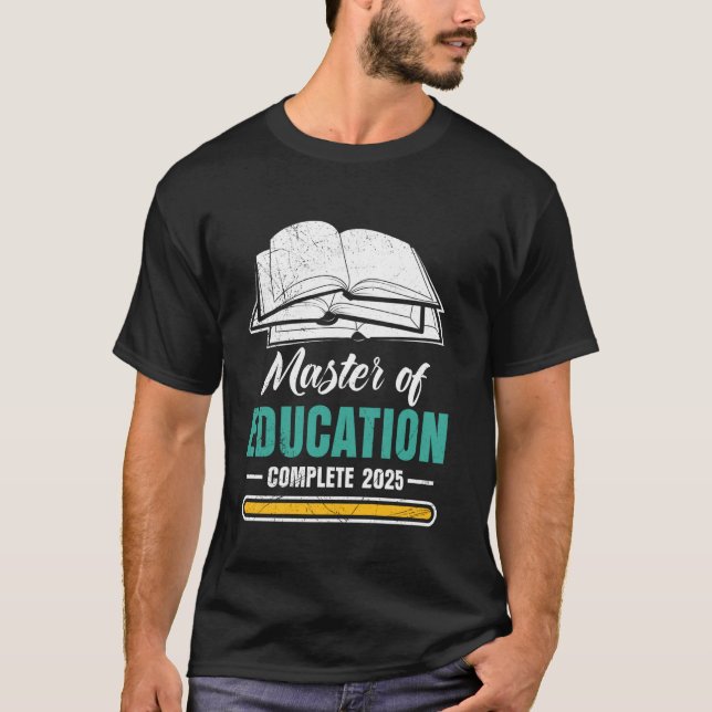 MASTER OF EDUCATION KLAR 2025 Rolig Lärare T Shirt (Framsida)