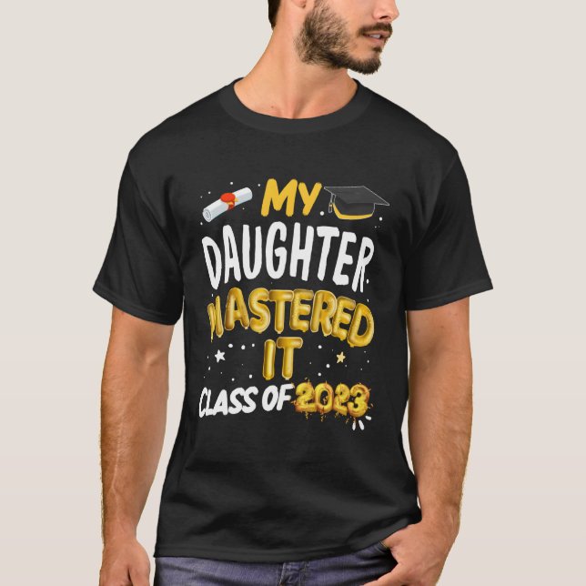 Masters Studenten min dotter mastade den klass O T Shirt (Framsida)