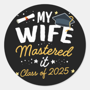 Masters Studenten: Min fru har härjat 2025. Runt Klistermärke