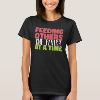 Mata andra ett universum åt gången Food Bank Volu T Shirt