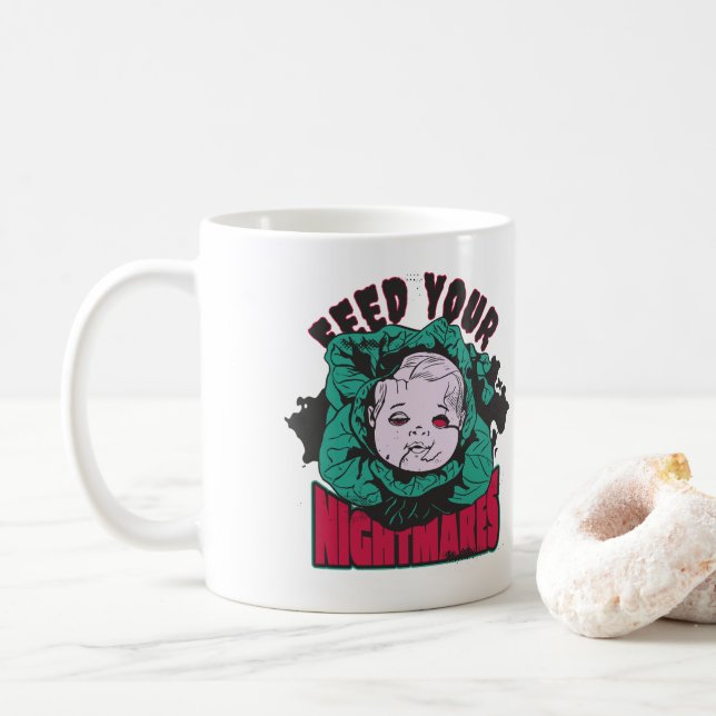 Mata din nattmares skräckdocka kaffemugg (Med munk)