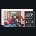 Mata in Bright Helgdagars Modern Photo jul Julkort<br><div class="desc">FÄRG PALETTE: Svart, akvatisk skifferblått, kalk, smaragd grönt, rött och vitt DESIGN-KOLLEKTION: Färgfull, Modern Merry & Bright themed, chalkboard doodle art, grafiskt skript, stil fotografiska familje- porträtt julkort. Typografin stil skriver: "Önskar en helgdag som är både glad och ljus!" med utrymme för att du ska kunna anpassa kortet med din...</div>
