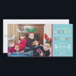 Mata in Bright Helgdagars Modern Photo jul Julkort<br><div class="desc">FÄRG PALETTE: Vattenslatblått, kalk, emerald grönt, rött och vitt DESIGN COLLECTION: Colorful, Modern Merry & Bright themed, chalkboard doodle art, grafiskt skript, stil fotofamilj porträtt julkort. Typografin stil skriver: "Önskar en helgdag som är både glad och ljus!" med utrymme för att du ska kunna anpassa kortet med din familj namn,...</div>