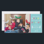 Mata in Bright Helgdagars Modern Photo jul Julkort<br><div class="desc">FÄRG PALETTE: Vattenslatblått, kalk, emerald grönt, rött och vitt DESIGN COLLECTION: Colorful, Modern Merry & Bright themed, chalkboard doodle art, grafiskt skript, stil fotofamilj porträtt julkort. Typografin stil skriver: "Önskar en helgdag som är både glad och ljus!" med utrymme för att du ska kunna anpassa kortet med din familj namn,...</div>