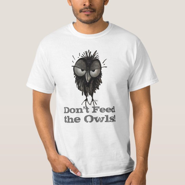 Mata inte ugglorna den roliga T-skjortan T Shirt (Framsida)