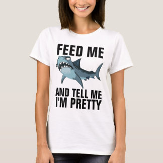 MATA MIG OCH BERÄTTA ATT JAG ÄR SÖT HAJ T-SHIRT