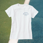 Match Blue Vapensköld Womens Tennis Whites T Shirt<br><div class="desc">Matchning av spel,  blå vapensköld,  tennis whites t-shirt. Anpassa med året,  tennis klubb/mästerskap/turnering namn och plats. Perfekt för en lokal tennis-turnering,  som gåva till en tennis älskare eller till en bakteriorettfest för tennis. Designad för att matcha vår matchande match Set Match Tennis Collection.</div>
