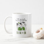 Matcha Grönt Tea Mochi Cat Kawaii Kaffemugg<br><div class="desc">Mugg är en varm kram från en sömnig katt som består av matcha och mochi, och ja, det är lika fånig som ljud. 🐱 jag designade det här för mysiga förmiddagar och gigantiska teavbrott. Oavsett om du tappar grönt te, kaffe eller till och med soppa (ingen dom), så är kattunge...</div>