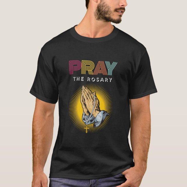 Matcha Rosary Retro Typography Praying Händer med T Shirt (Framsida)