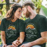 Matchande Anpassningsbar för familjekampanjens sem T Shirt<br><div class="desc">Bra stämning? Lägg bara till campfire,  s'mores,  och resten av familjen med matchande utrustning. Utformning av ett tema för kute-camping som du kan anpassa för nästa familj äventyr med en ställe-innehavare för platsen och året. Perfekt för familjefotografier när du är ute och utforskar djungeln eller campingplatsen</div>