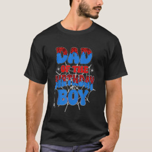 Matchande familjefar till födelsedagsgrabbens skjo t shirt