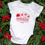 Matchande Personlig Namn T Shirt<br><div class="desc">Den här matchande Personligen Familj Namn Baby Bodykostym är perfekt för dina festliga samlingar eller när du vill att din familj ska ha bäror som matchar skjortor. Han har tomten i sitt strö av renar som flyger genom stjärnan himlar. Din familj namn visas i mitten. Du kan ändra texten och...</div>