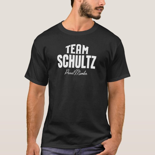 Matchande Team Schultz Stolt Medlem Schultz Familj T Shirt (Framsida)