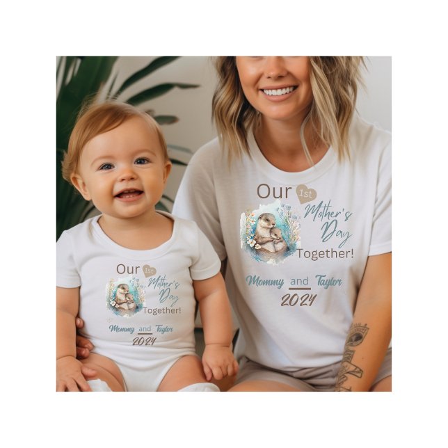 Matchande utterbarn Första mors dag tillsammans T Shirt (Baby Matching. Otter and baby. Our FIrst Mother's Day Together!)