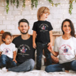 Matchning av anpassningsbarnas julfamiljsbussbyte t shirt<br><div class="desc">Öka helgdag flykt med vår Anpassningsbar Julfamilj, matchande T-shirts! De här skjortorna är idealiska för familjens gäster och kan anpassas till din familj namn, till stranddestination och året därpå. Vare sig du firar på Hawaii eller något annat tropiskt paradis kommer matchande skjortor att ge en festlig röra till dina strandrymder....</div>