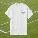 Matchningsmatchning för spel, Grönt Vapensköld Man T Shirt<br><div class="desc">Matchning av spel,  gröntens vapensköld,  tennis whites t-shirt. Anpassa med året,  tennis klubb/mästerskap/turnering namn och plats. Perfekt för en lokal tennis-turnering,  som gåva till en tennis älskare eller till en servitris för tennis. Designad för att matcha vår matchande match Set Match Tennis Collection.</div>