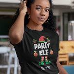 Matchningsutrustning för julfamiljen i party namn t shirt<br><div class="desc">Den roliga självironiska party-t-tröjan, som är en del av en passande familjeklädesplagg med gåvor till varje familjemedlem, kommer att hjälpa dig att komma in på helgdag. Perfekt för alla julfamiljeresammansamlingar har den här t-shirten en söt elfhatt och roligt ben, med texten "Party elf" i ett modernt, vitt, versaltypsnitt. Skjortan är...</div>