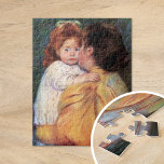 Maternal Kiss | Mary Cassatt Jigszle Puzzle Pussel<br><div class="desc">Maternal Kiss (1896) av Mary Cassatt är en rörande skildring av ett ömtåligt ögonblick mellan ett mor och ett barn. Målningen fångar det intima bandet när mor glatt kysser sitt barn, båda figurer utgivna med mjuka, ömtåliga penseldrag. Kassatts använda av varmt färg och hennes uppmärksamhet för att beskriva detaljerna belyser...</div>