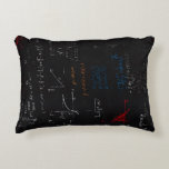 Math Pillow Prydnadskudde<br><div class="desc">Lägg till intellektuellt stil i ditt hem eller på ditt kontor med det här dekorativ kudde, med en tavla täckt med avancerade matematiska ekvationer, diagram och geometriska diagram. Perfekt för studenter, lärare och STEM-entusiaster, den här djärva kudden kombinerar akademiskt lugn med mysigt bekvämlighet - skapar den idealiska tonvikten för klassrum,...</div>