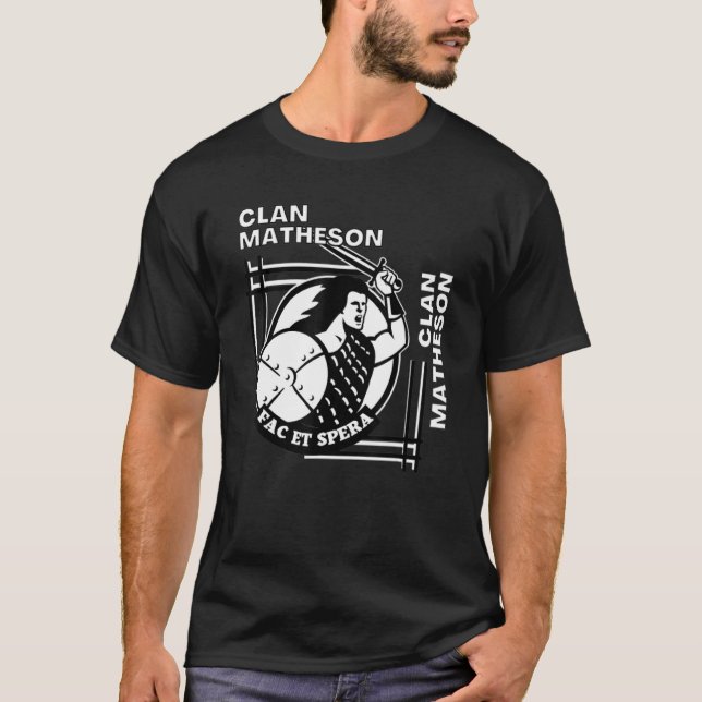 Matheson Klan Gaelic Motto Swordsman T Shirt (Framsida)
