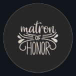 Matron of Honor Bride and Groom Tees Bröllop Anniv Runt Klistermärke<br><div class="desc">Märon och Groom Tees Bröllop-årsdagen</div>
