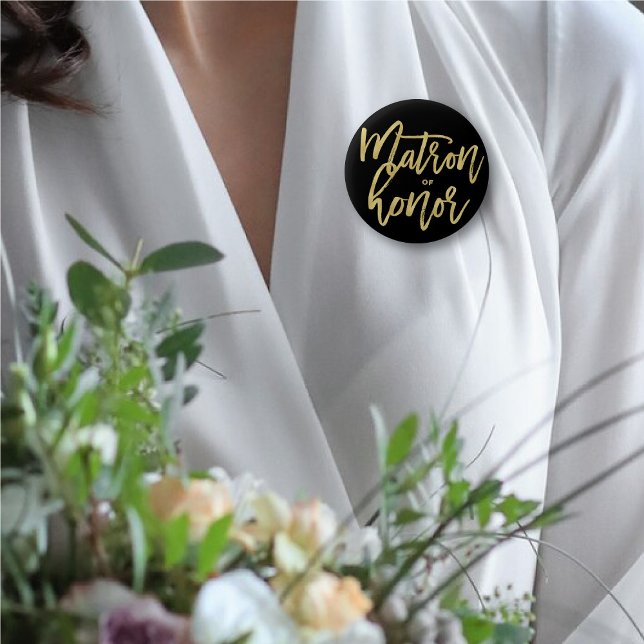 Matron of Honor Guld skript Brudens sida Bröllop Knapp ('Matron Of Honor' Gold Brush Script Calligraphy Bridal Party Wedding Pin Button @ fatfatin_blue_knot)