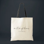 Matron of Honor Tote Bag | Modern skript Tygkasse<br><div class="desc">Den här enkla väskan är en roligt gåva till dina favoritflickor! Den minsta utformningen av eleganten är perfekt för den moderna bruden. Med ett handskrivet namnteckning skript med ett enkelt sans-serif-teckensnitt. Anpassa väskan med hedersmatronen i namn genom att klicka på "Information" bredvid "Anpassa den här mallen" och göra fler ändringar...</div>
