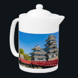Matsumoto-slott och brotekanna<br><div class="desc">Matsumoto Castle,  i Matsumoto-staden i Nagano-prefekturen,  är ett av Japans äldsta och vackraste slott,  och tillsammans med Hikone Castle,  Himeji Castle och Inuyama Castle,  är det en nationalstatskassa. Matsumoto Castle är ett av Japans enda tolv helt ursprungliga gjutjärnsprodukter.</div>