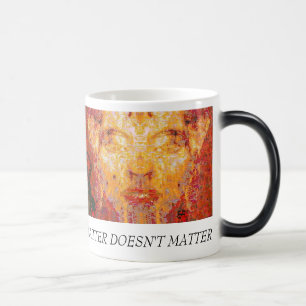 MATTER DOESN MATTER INTE Fractal Mask i Röd Gult Magisk Mugg