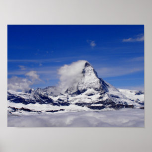 Matterhorn i ett hav av moln i Schweiz Poster