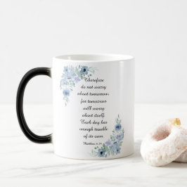 Matthew 6:34 Oroa dig inte Blommigten Blå vattenfä Magisk Mugg