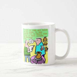 Mature Student läser en Dikt i klassen Pottery Kaffemugg