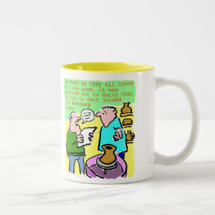 Mature Student läser en Dikt i klassen Pottery Två-Tonad Mugg