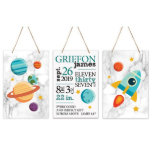 Mätväggsskyltar för Astro Planets 8x12 Baby<br><div class="desc">Den här söta 3 biet-väggens hängskylt gör att din unge leker! Personlig med ditt barns namn och födelsemätningar är den här vackra hängningen av träväggen perfekten som tillägg till alla daghem eller barnsovrum.</div>