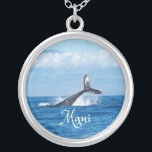 Maui Hawaii Ocean Whale Svan Silverpläterat Halsband<br><div class="desc">Maui Hawaii Ocean Whale Svan Whale dykar med svan som sticker ut från vatten. Den vackra ön Maui i bakgrunden.</div>